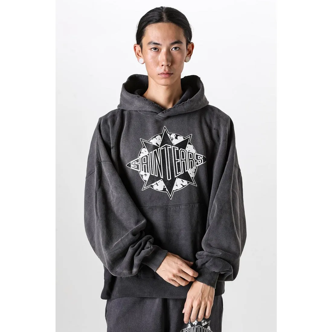 DENIM TEARS x SAINT Mxxxxxx SAINT TEARS Hoodie/BLK Five-pointed star cotton hole-in-the-dark distressed hoodie, washed black S-XL Assute dyeing, whole piece sprayed with horse fade/horse weight, co-branded main mark/cotton wash mark/cherub mark, many hanging holes on the front and rear panels, the original version has the same loose fit